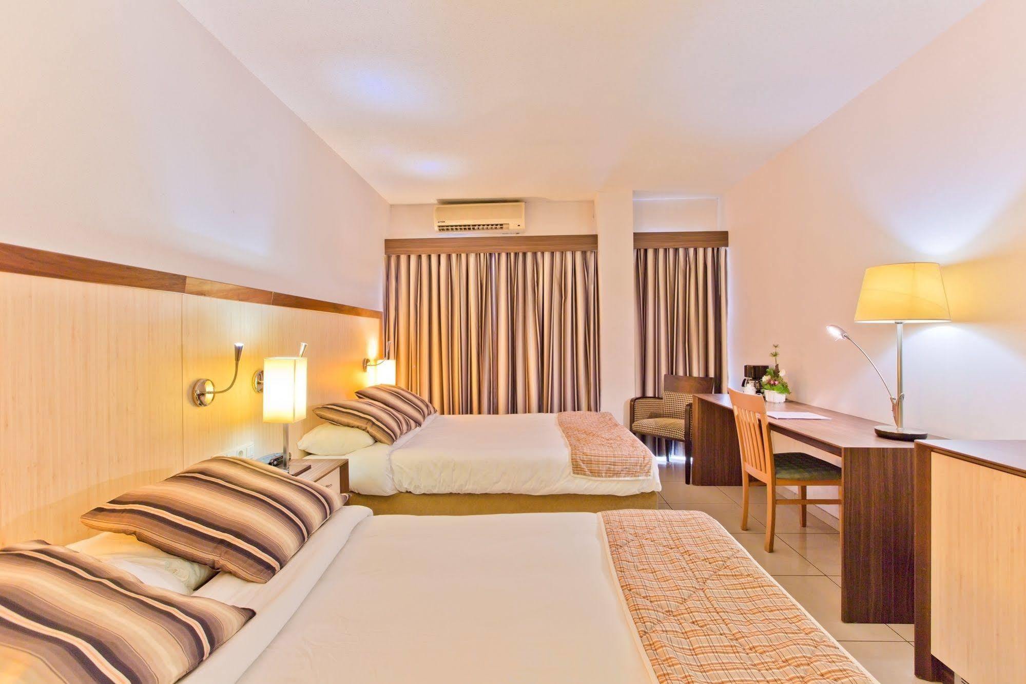Queens Hotel Paramaribo Bagian luar foto